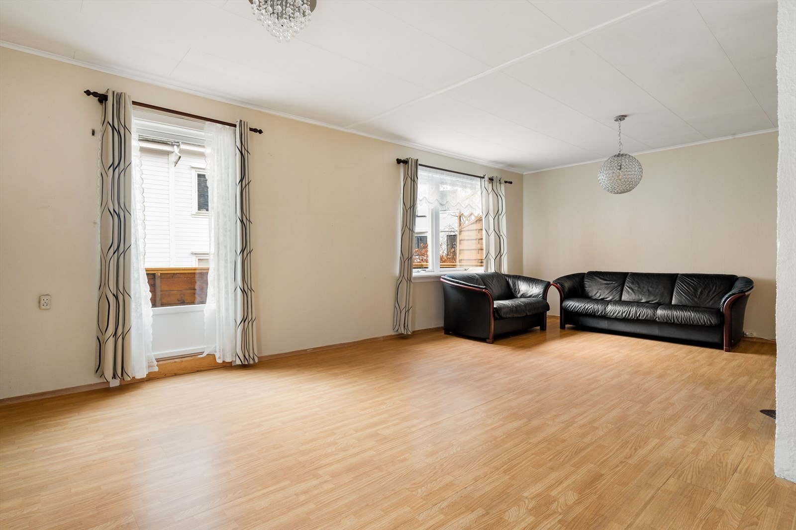 Fra stuen er det utgang til altan. Galleribilde