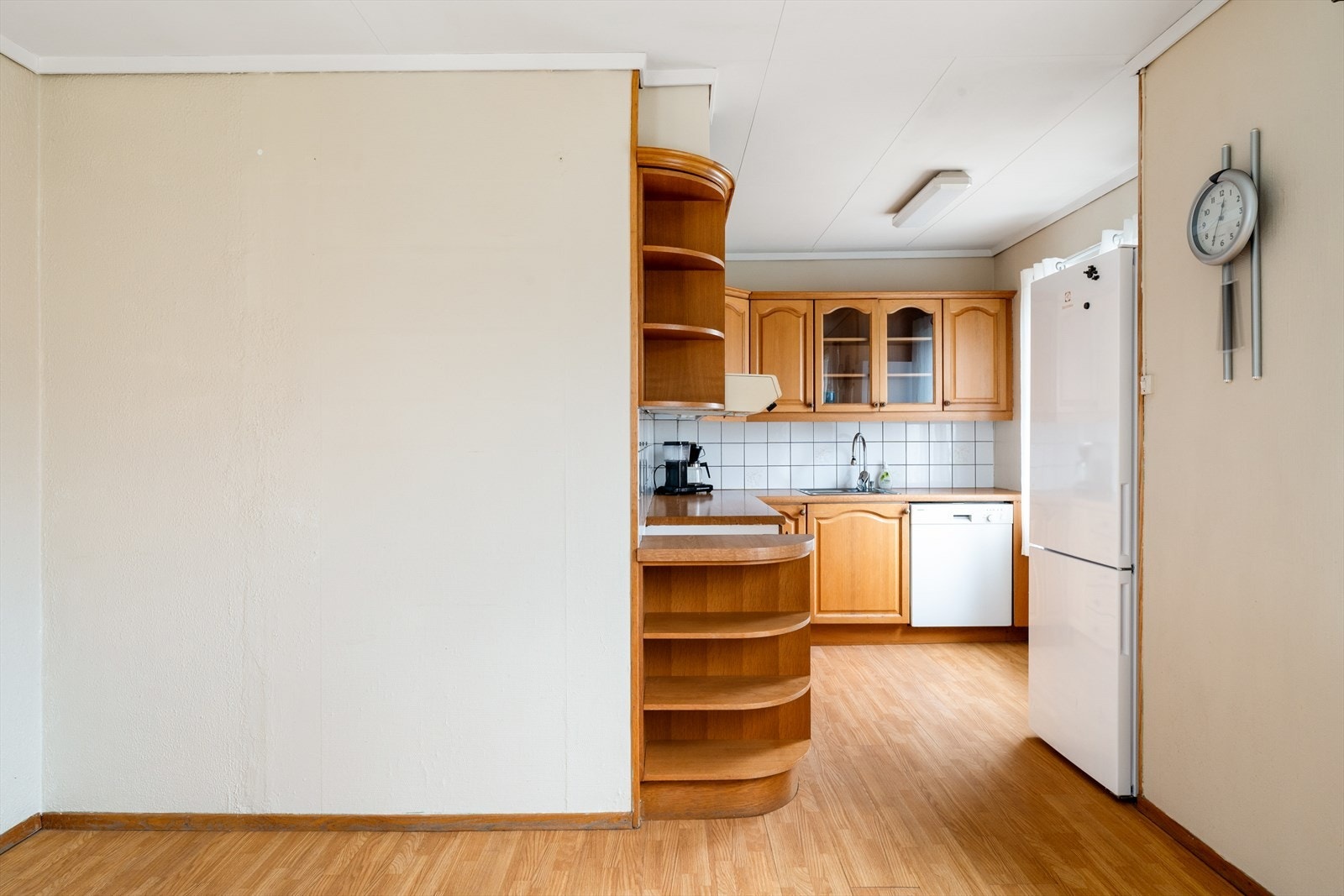 Videre fra spisestuen kommer man inn til kjøkkenet som har profilerte heltre fronter. Galleribilde