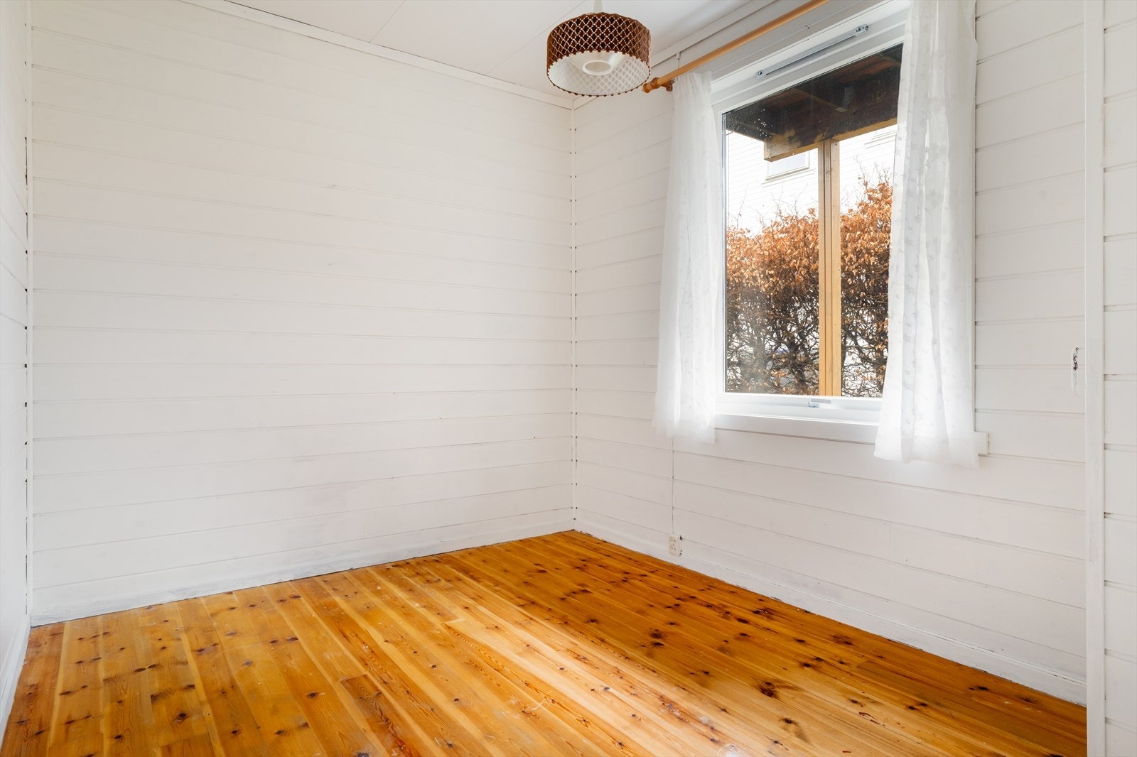 2. etasje består av blant annet 2 soverom, bad, toalettrom og stue. Galleribilde