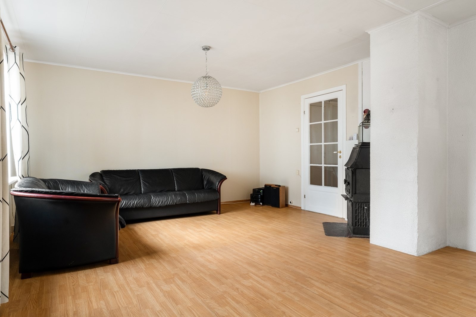 Stuen er av god størrelse og er avskjermet mot spisestue og kjøkken. Galleribilde