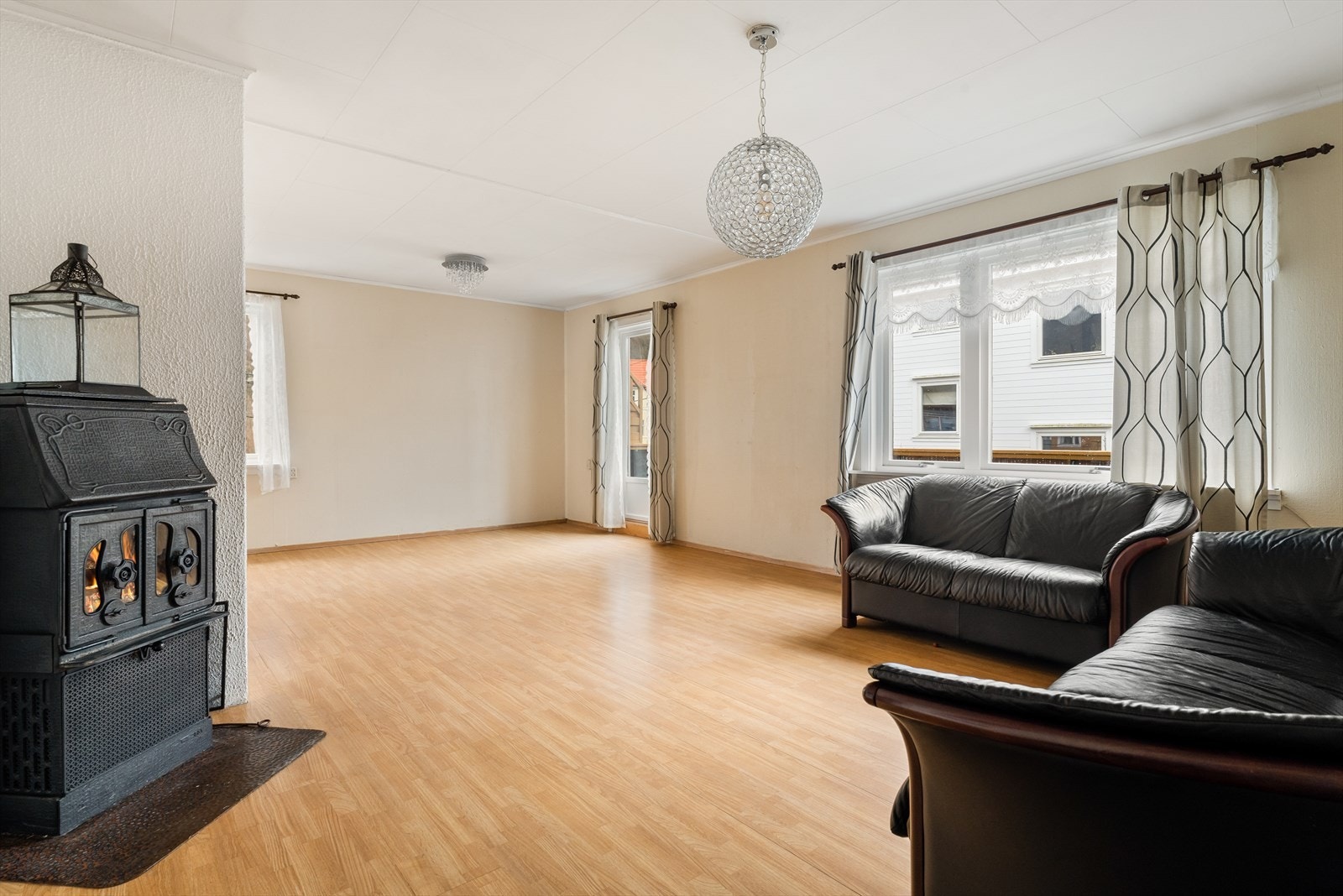 I stuen i 3. etasje er det vedovn som er perfekt for kalde dager. Galleribilde