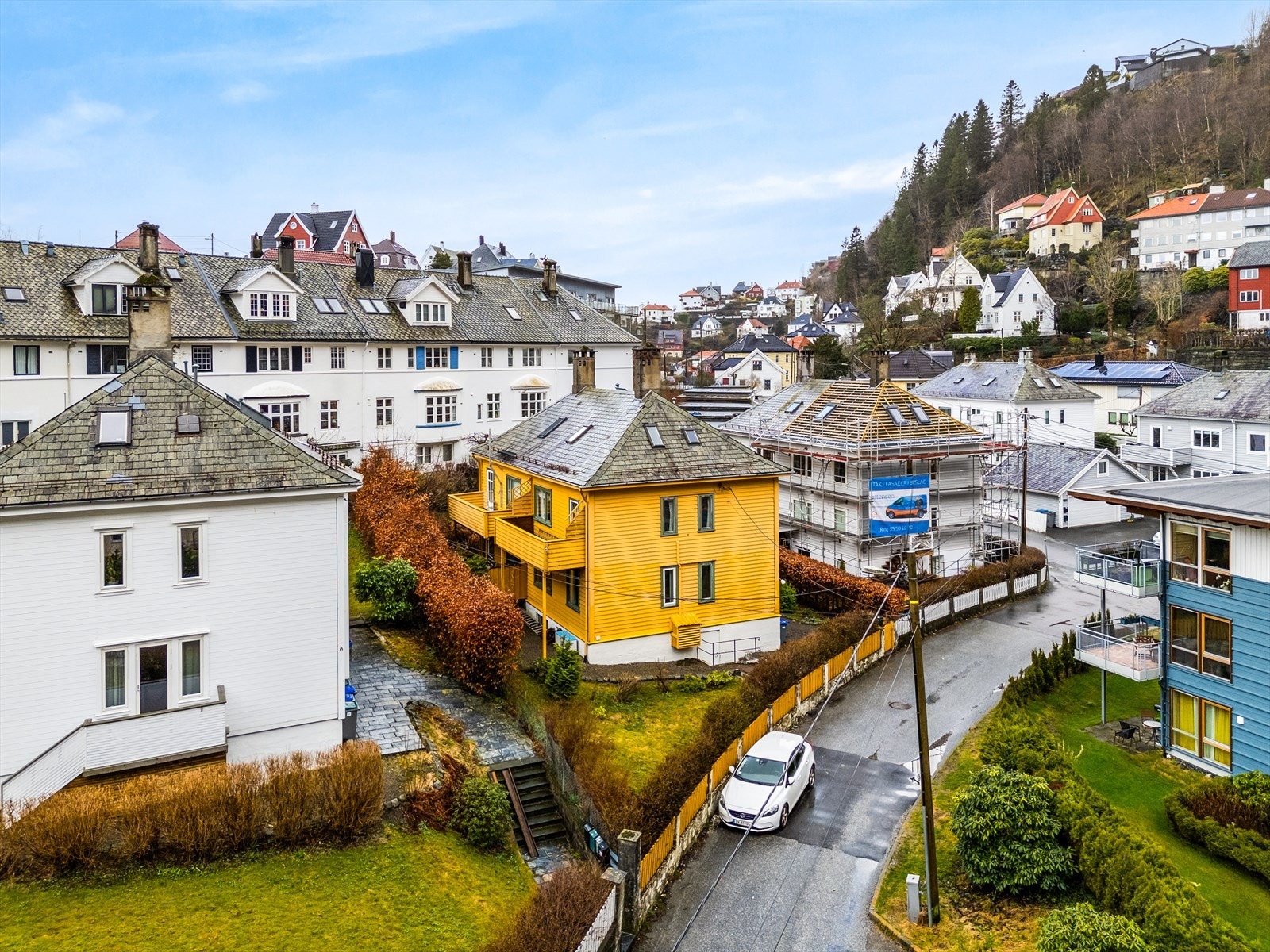 Området er velkjent for sin sentrale, men samtidig rolige og tilbaketrukne beliggenhet. Denne beliggenheten burde innfri de fleste ønsker og behov, og den gode atmosfæren i området må bare oppleves! Galleribilde