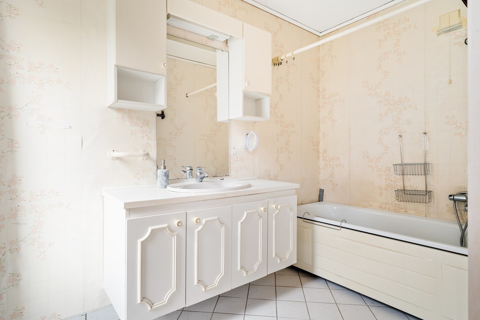 Badet er av eldre dato og må påregnes å pusses opp for å oppnå dagens krav til standard. Galleribilde