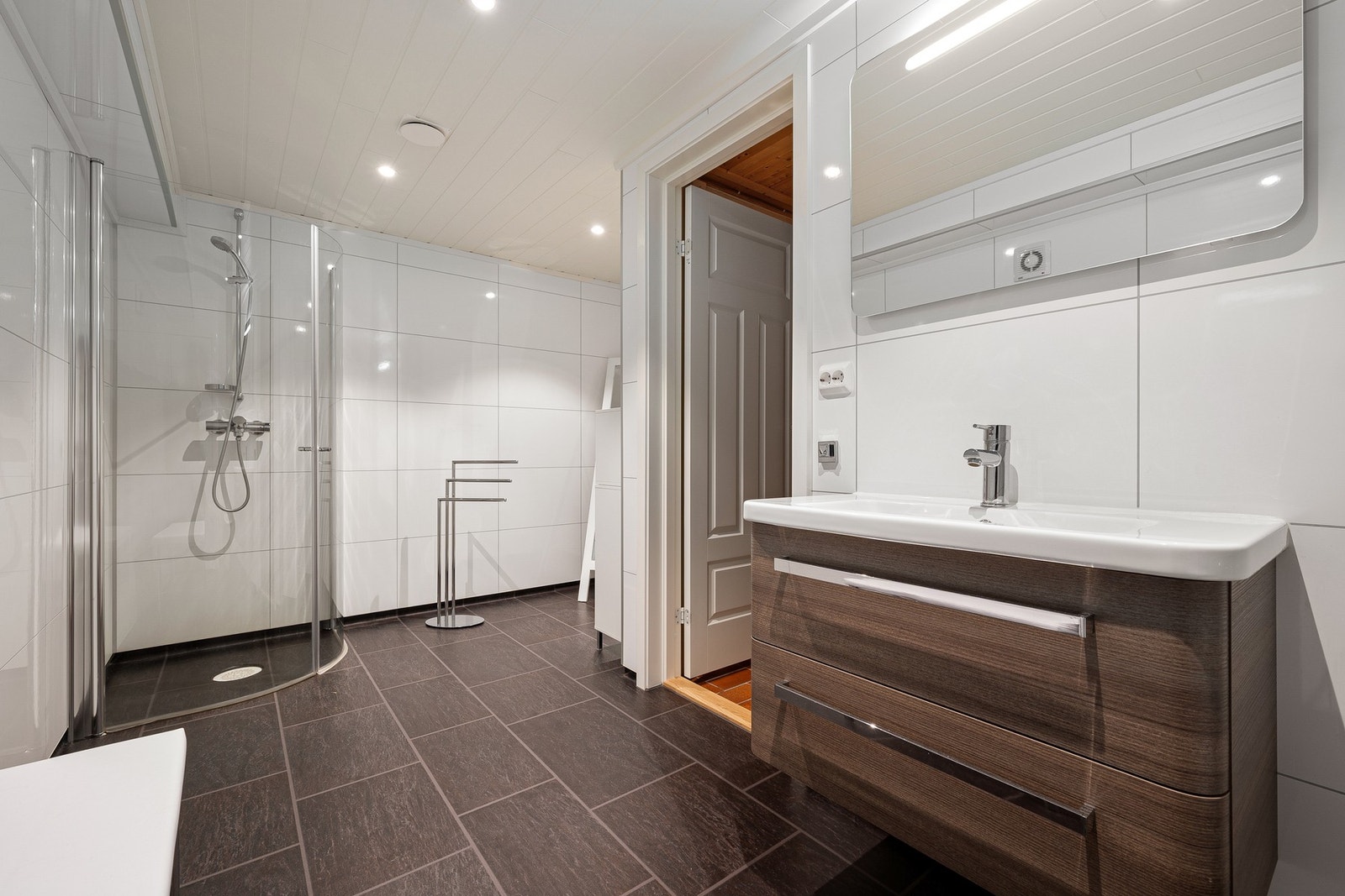 Her er det servantinnredning, dusjhjørne og god plass til ytterligere møblement Galleribilde