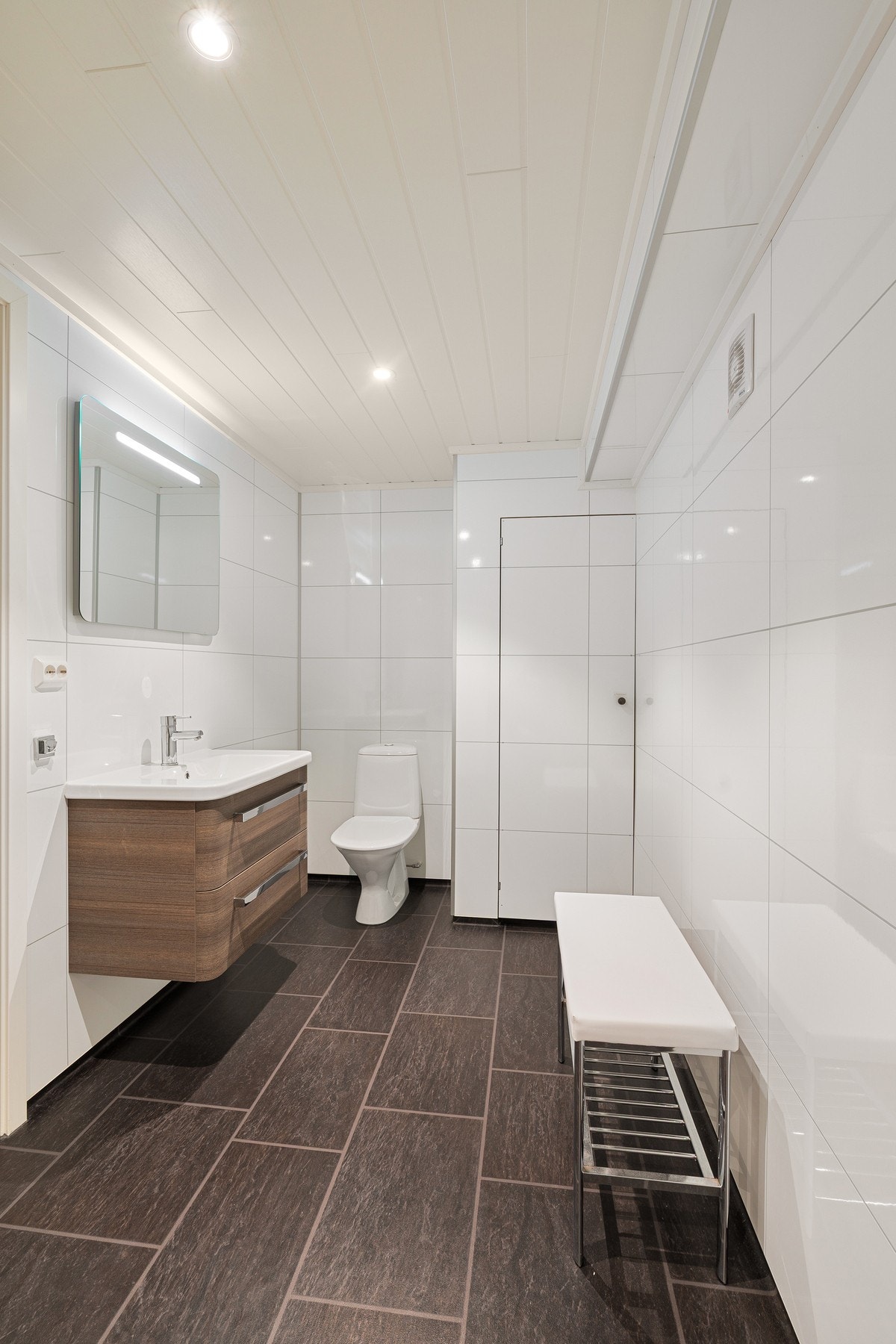 Pent og romslig bad som ble oppgradert i 2016 Galleribilde