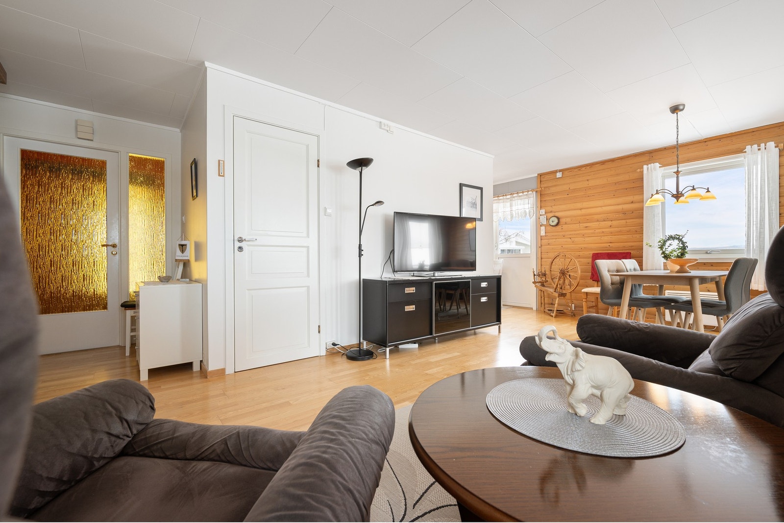 Døren ved siden av tv-en har adkomst til trapp til underetasje Galleribilde