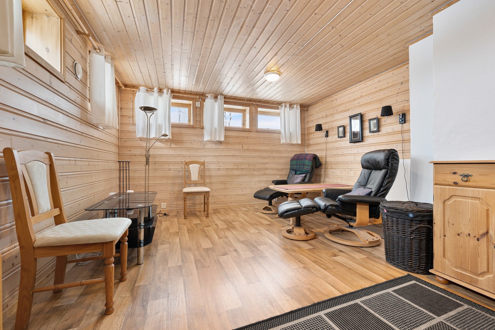 I underetasjen er det innredet kjellerstue (ikke søkt/godkjent) Galleribilde