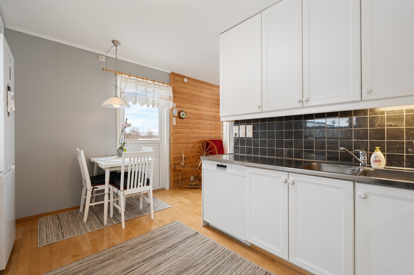 Plass til spisebord på kjøkkenet Galleribilde