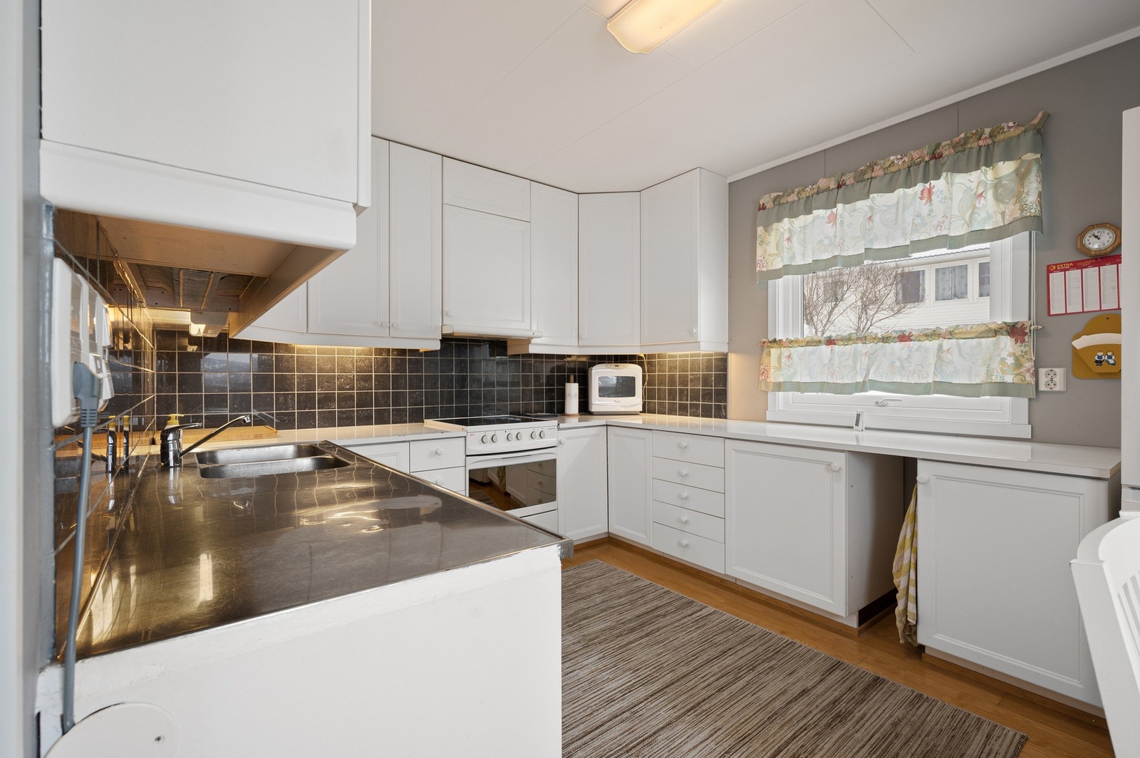 Kjøkkenet er romslig og har innredning i klassisk stil Galleribilde