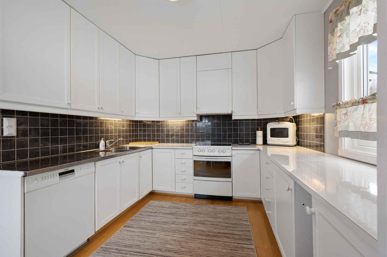 Oppgradert i senere tid med nye fronter og fliser mellom benk og overskap Galleribilde