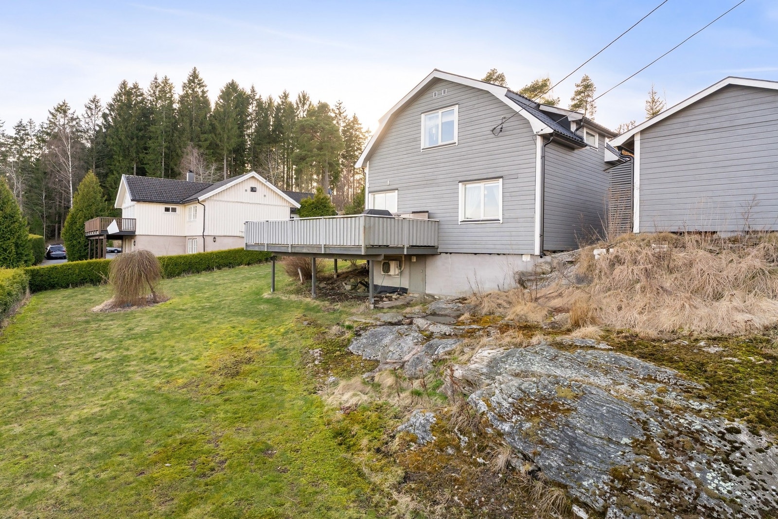 Verandaen strekker seg rundt huset og skaper to separate soner. Galleribilde