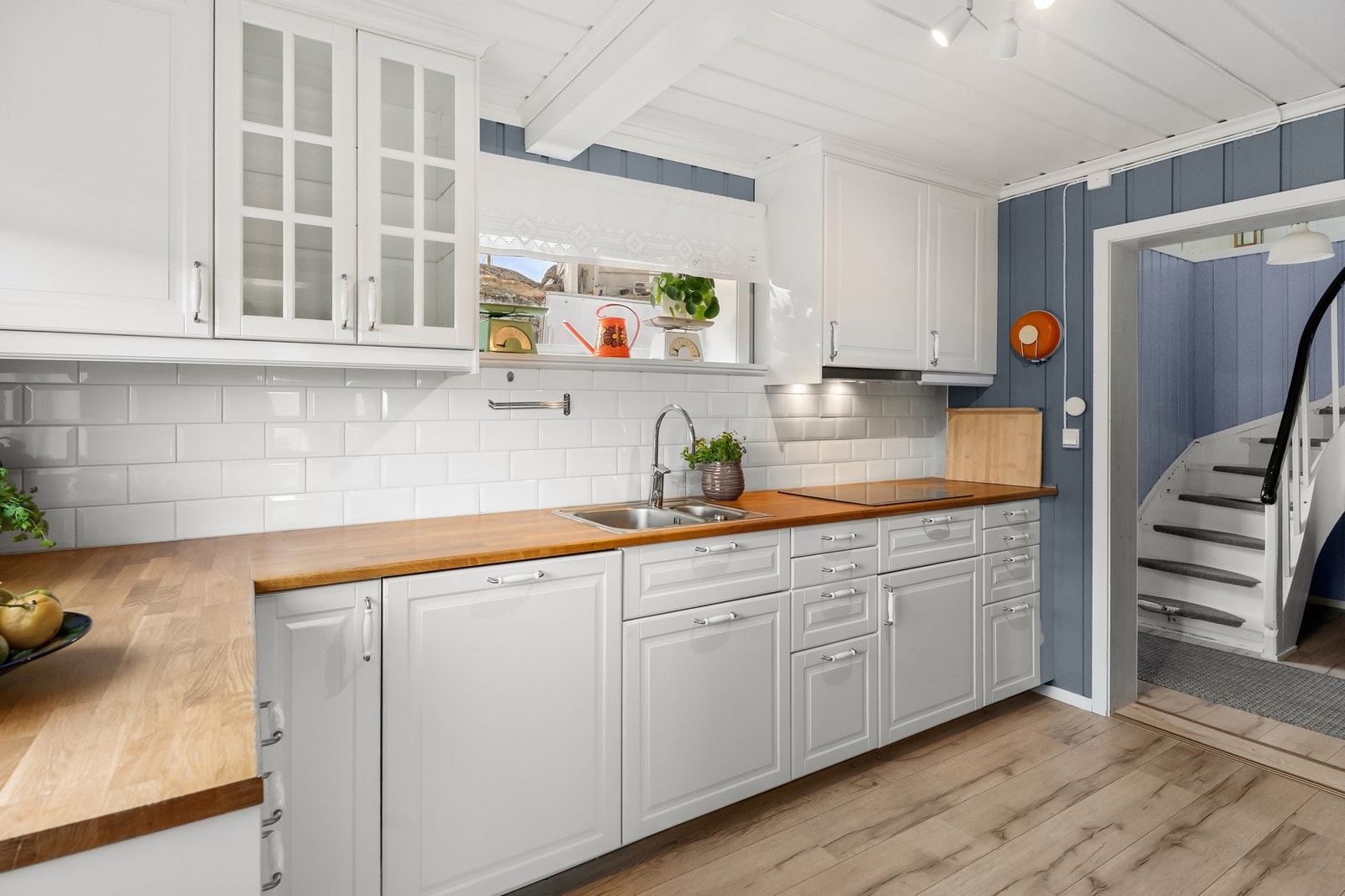 Nyere kjøkken som har godt med skap og benkeplass. Galleribilde