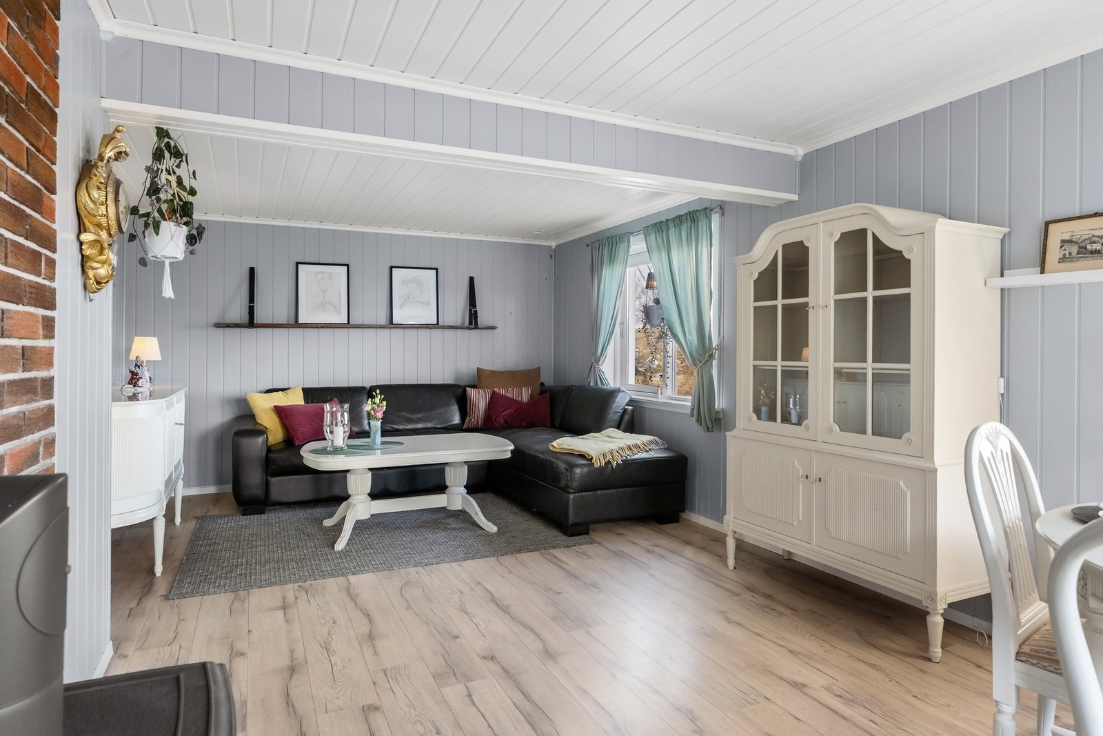 Lys og koselig stue med landlig preg og harmoniske farger. Galleribilde