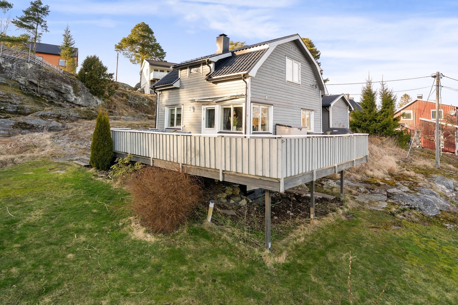 Boligen har en stor tomt på 1.432 kvm. Galleribilde