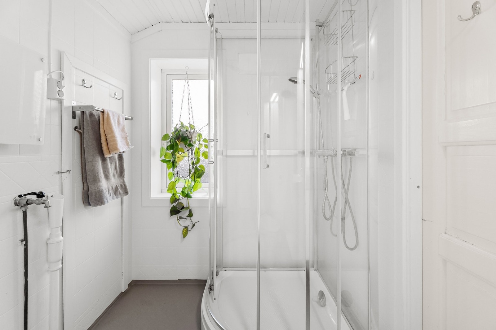 Badet er innredet med servantskap, dusjkabinet og WC. Galleribilde