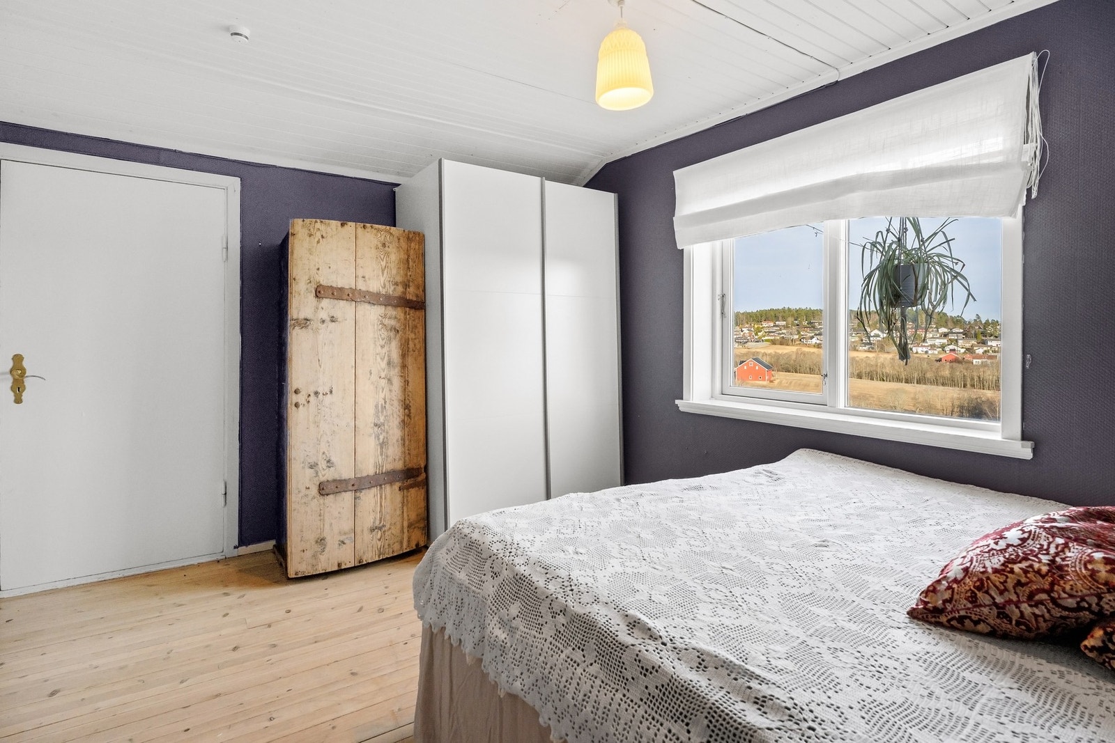 Romslig soverom med tilhørende alkove. Galleribilde