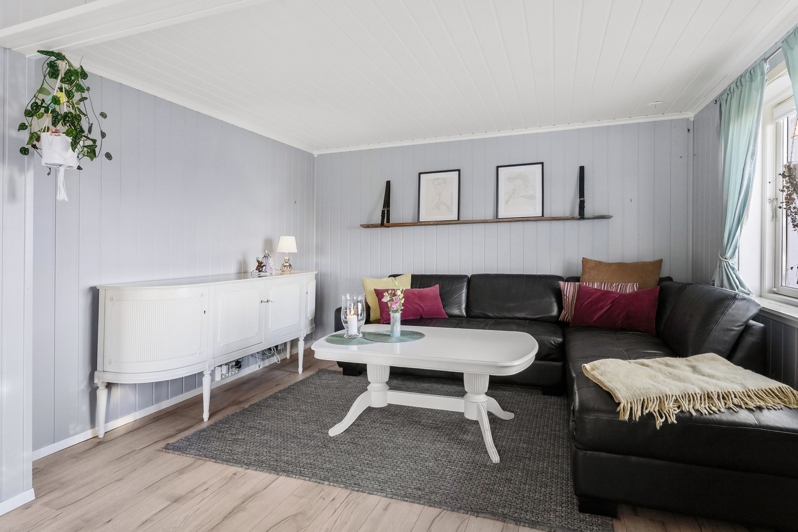 Lys og koselig stue med landlig preg og harmoniske farger. Galleribilde