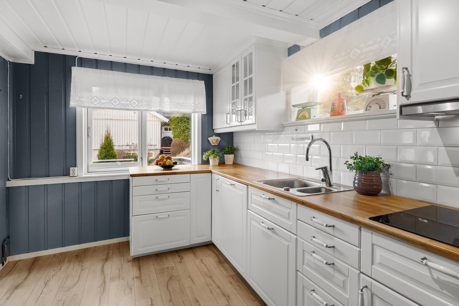 Kjøkkenet har godt med naturlig lysinnslipp. Galleribilde