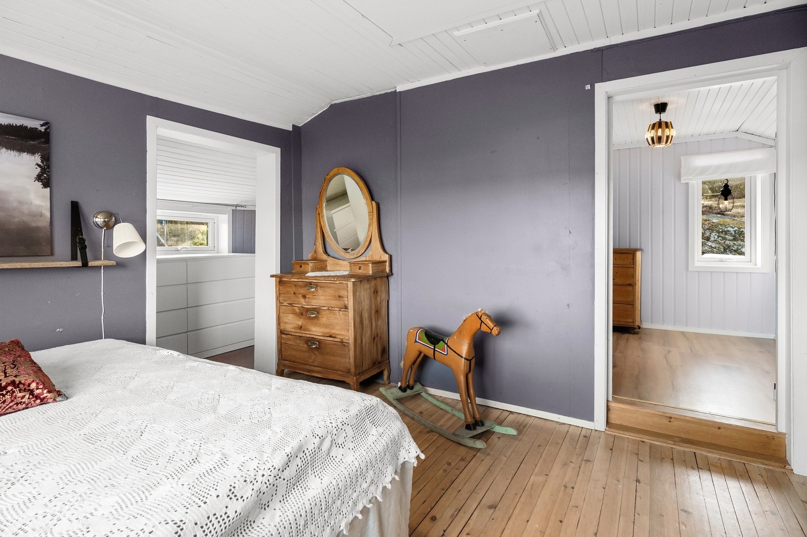 Fra soverommet er det inngang til et mellomrom som passer godt til kontor eller et lite lekerom. Galleribilde