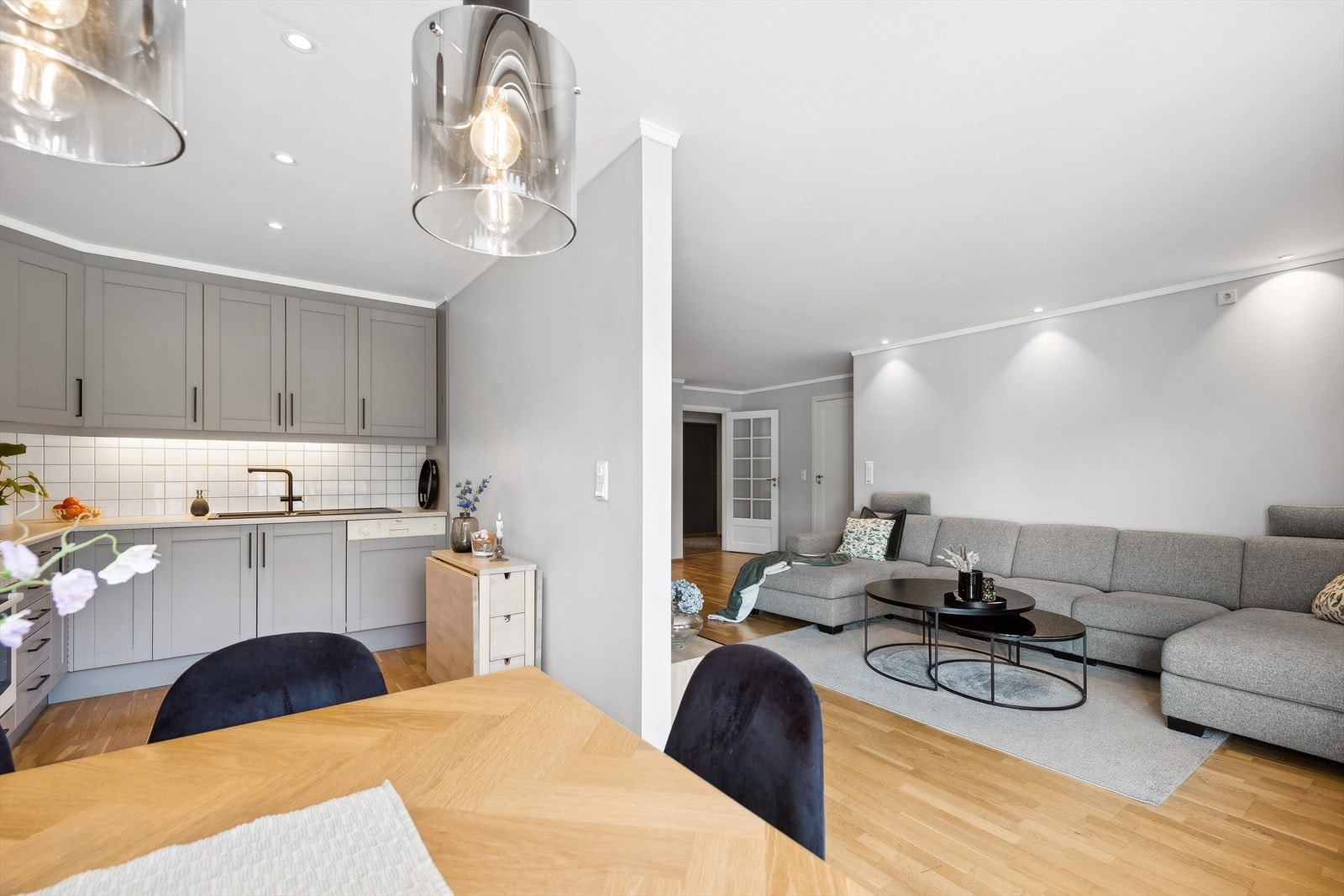 Stue og kjøkken har led downlights i tak. Galleribilde