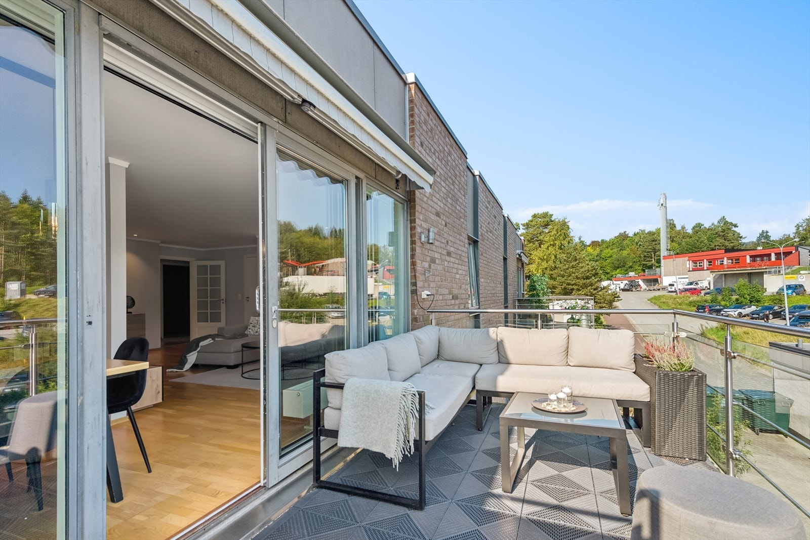 Fra kjøkken/stue er det utgang til terrasse på ca. 10 kvm. Galleribilde