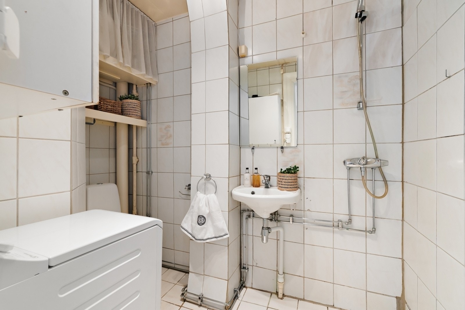 Baderom i trappeløp. Aksjonær med tilgang til bod (toalettet rom) i gang eier denne og har samme ansvar for vedlikehold av denne som egen leilighet. Galleribilde
