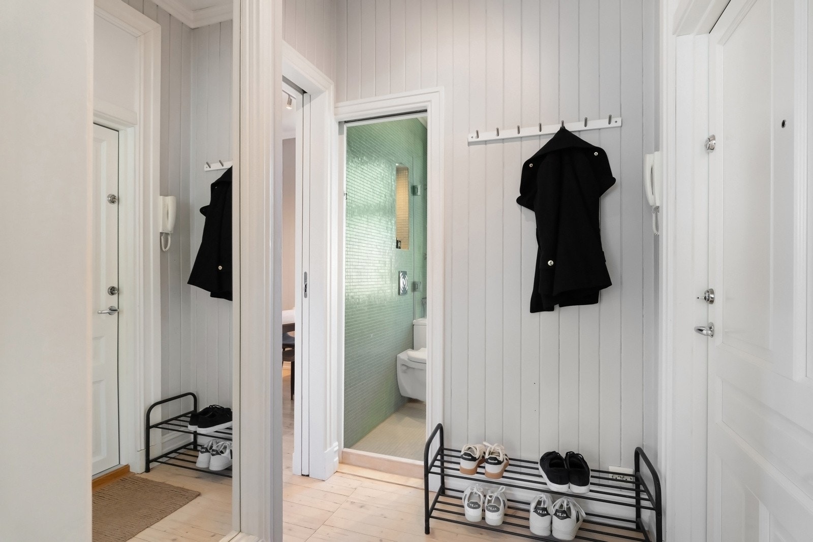Entré med oppbevaringsplass. Med leiligheten flger også loft- og kjellerbod på tilsammen 11 m2 gulvareal. Galleribilde