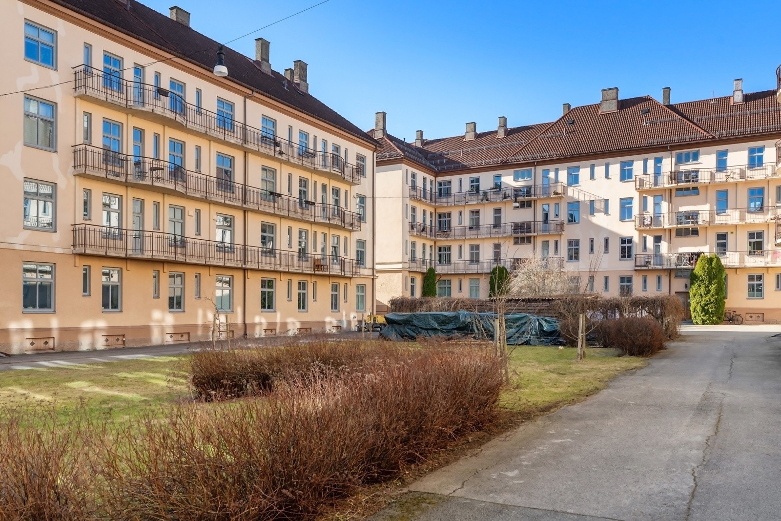 Det idylliske og grønne gårdsrommet oppleves som en privat park til glede for beboerne. Galleribilde