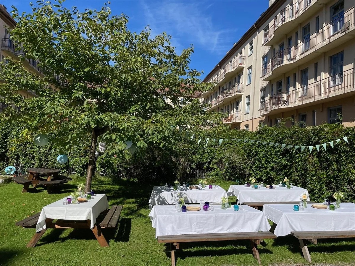Lagets flotte bakgård på sommerstid. Galleribilde