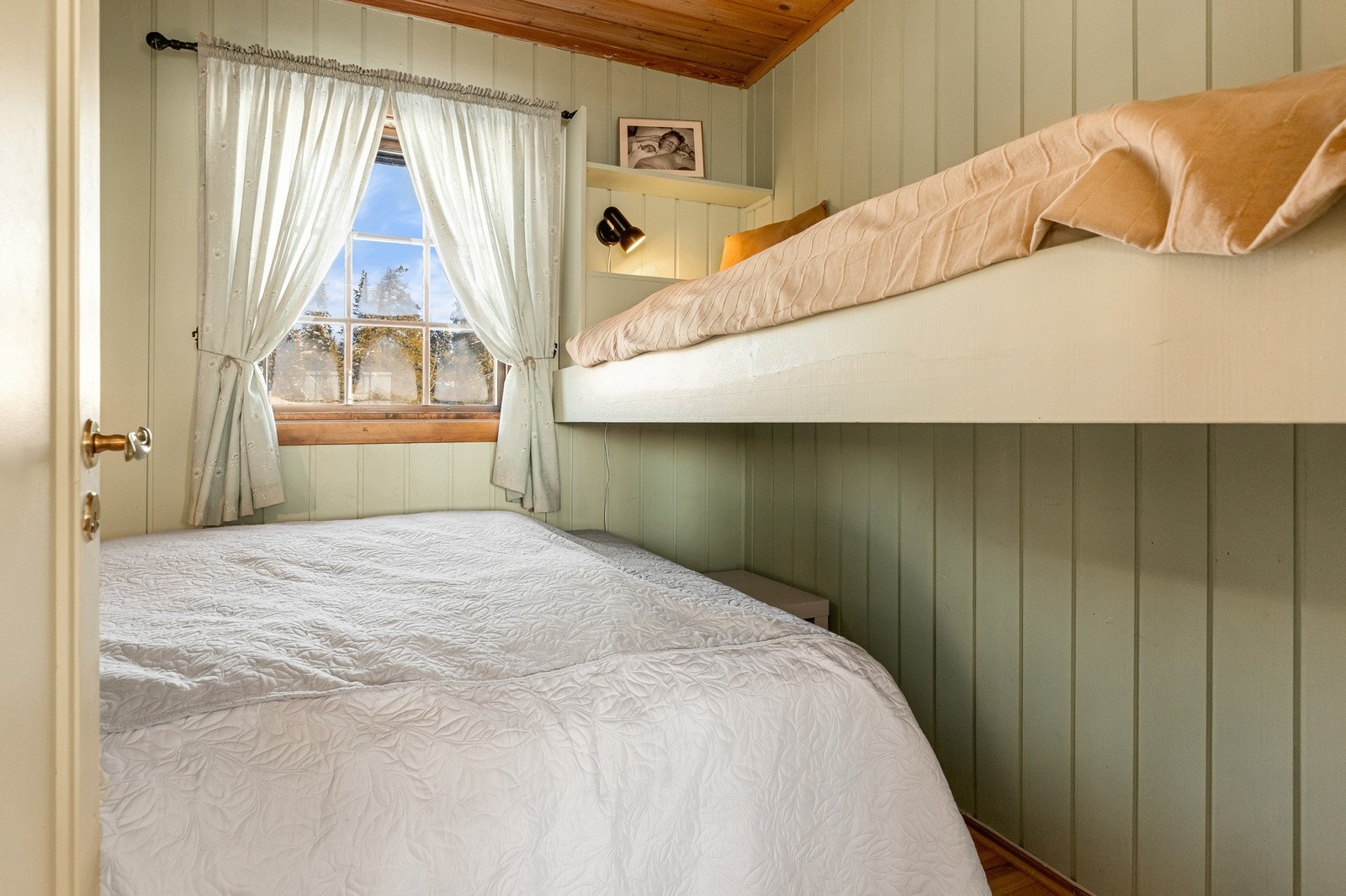 Begge soverommene har dobbeltseng og plassbygd enkeltseng på ene langveggen Galleribilde