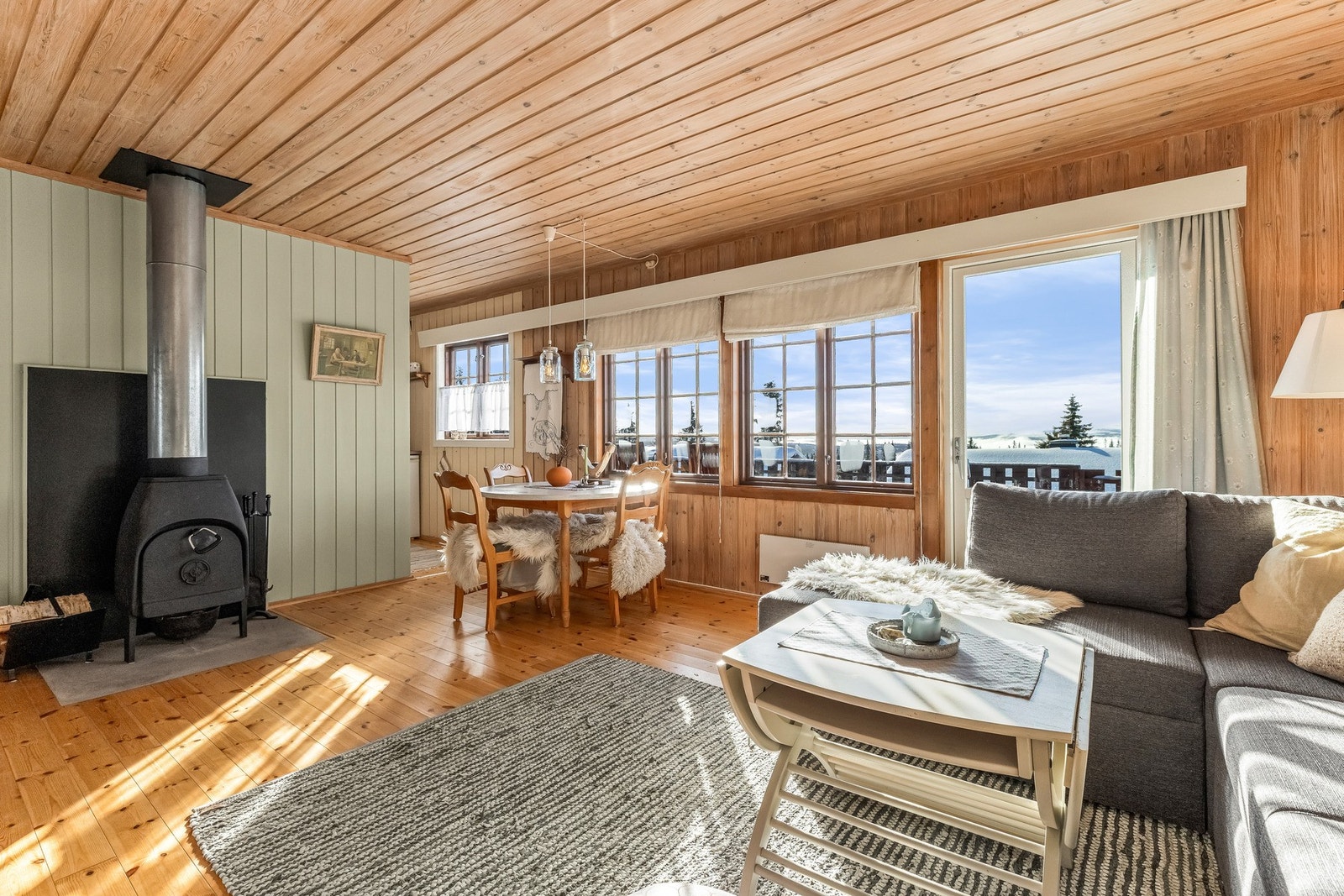 Stuen har store vindusflater langs ene langveggen som gir et godt dagslys inn Galleribilde