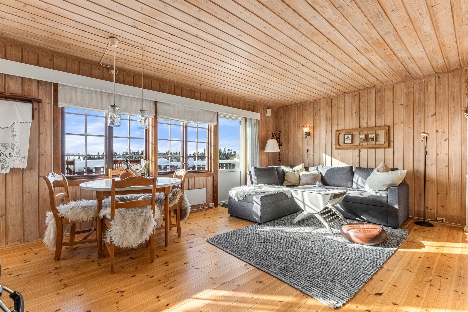 Eiendommen har fin beliggenhet i et rolig området på Glenna, i nærheten av Gamlestølen i Etnedal kommune. Galleribilde