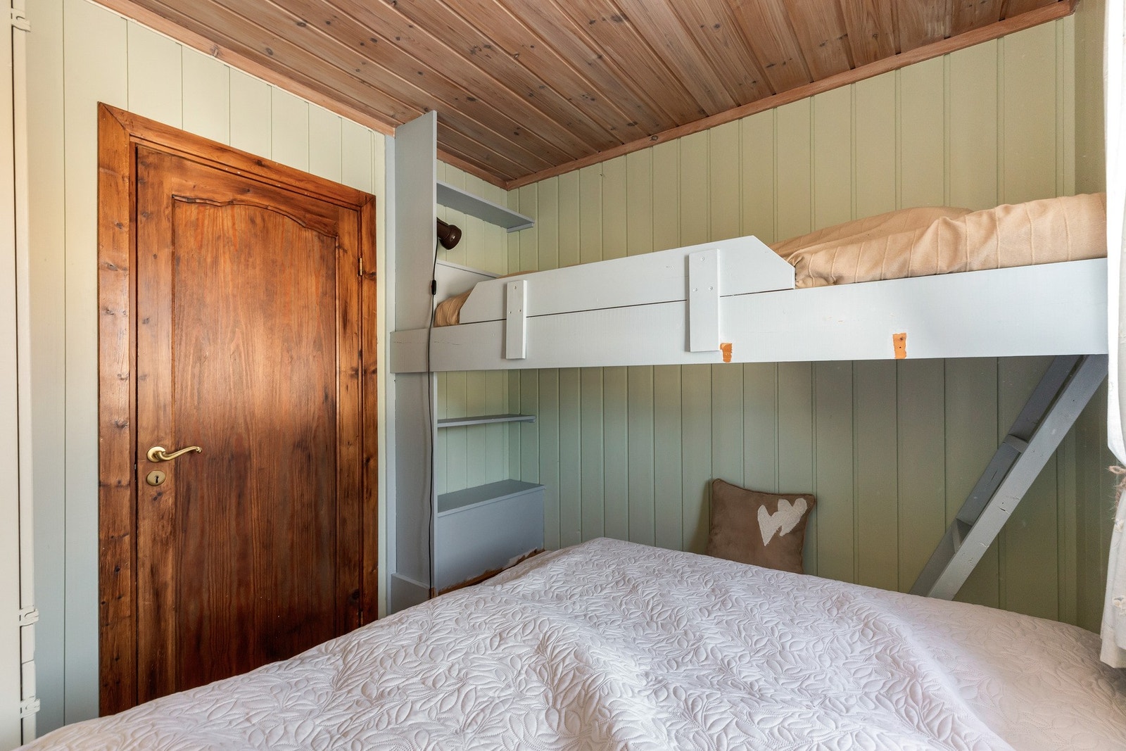 Plassbygde hyller til oppbevaring Galleribilde