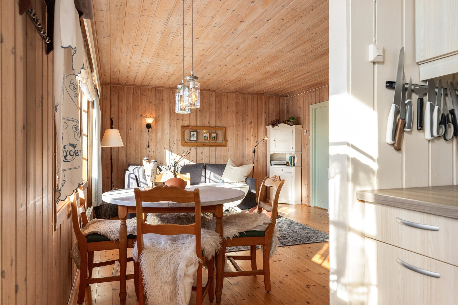 Det er plass til sofagruppe og et mindre spisebord Galleribilde