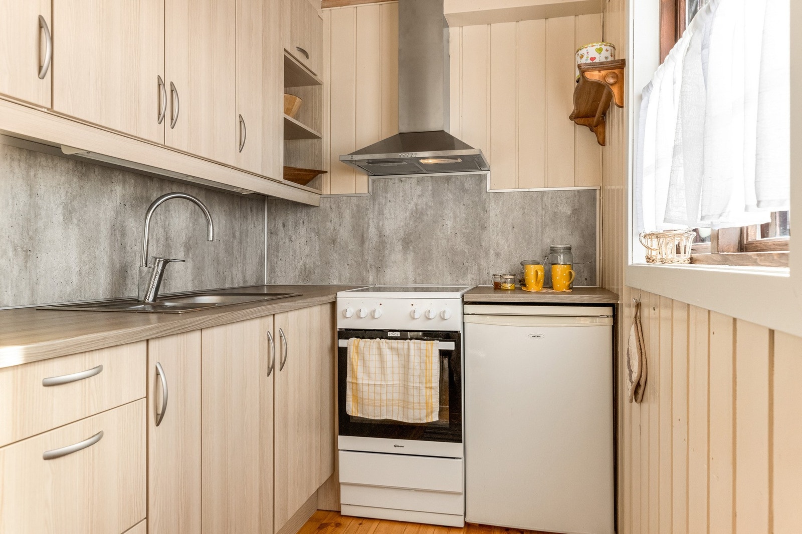 Frittstående stekeovn og kjøleskap under benk Galleribilde