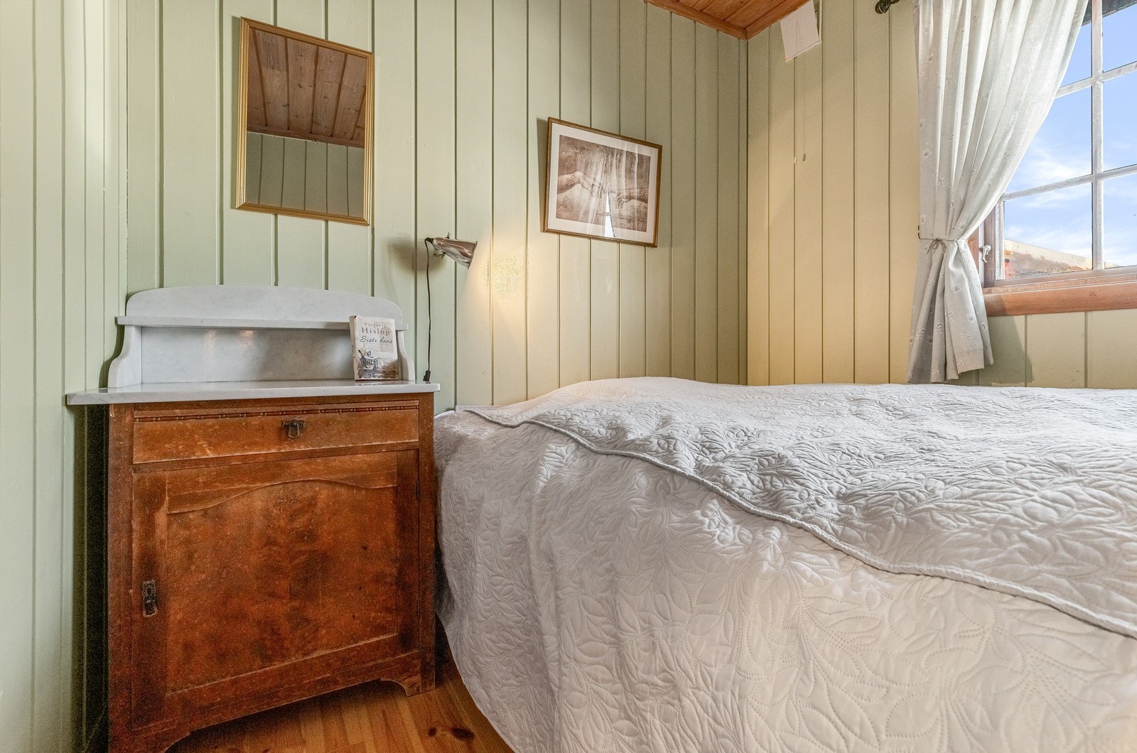 Det er to gode soverom, med til sammen 6 sengeplasser Galleribilde