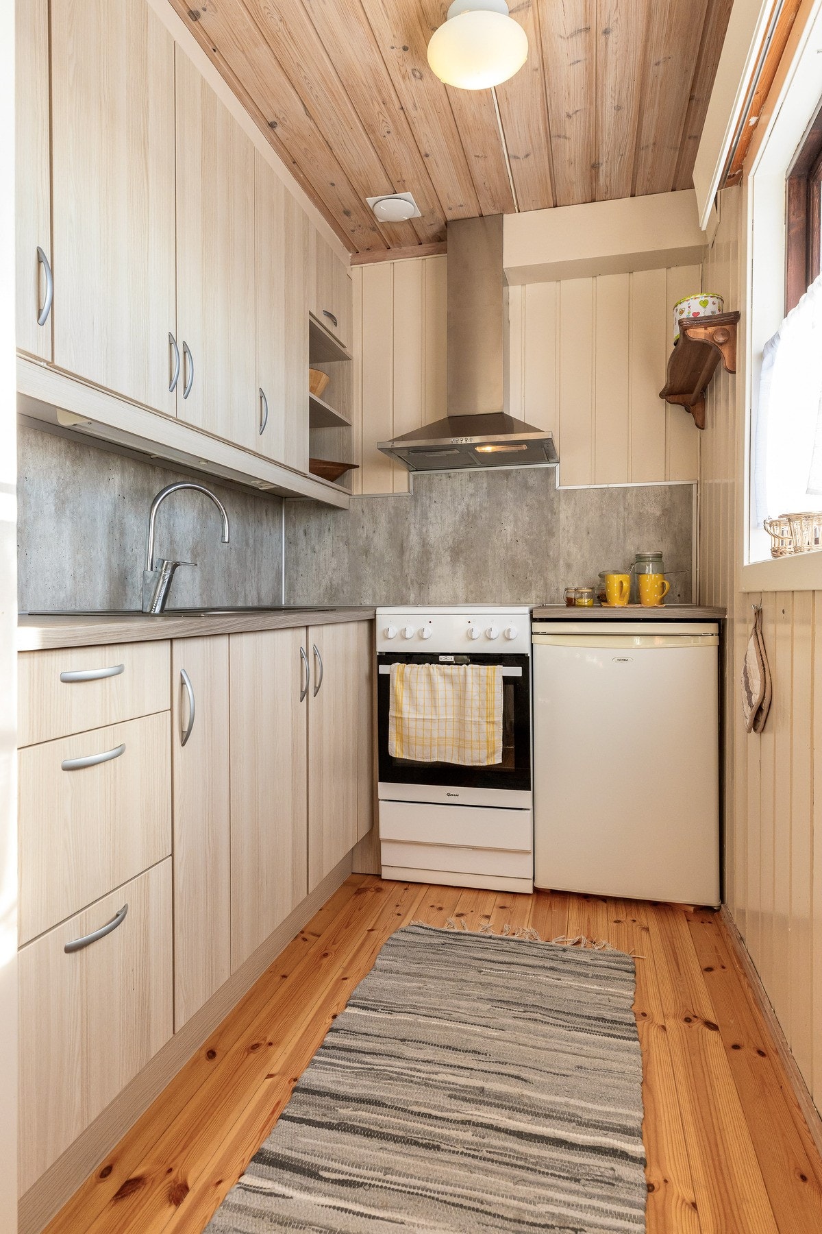 Flott innredning med moderne uttrykk, plassbygd til rommet Galleribilde