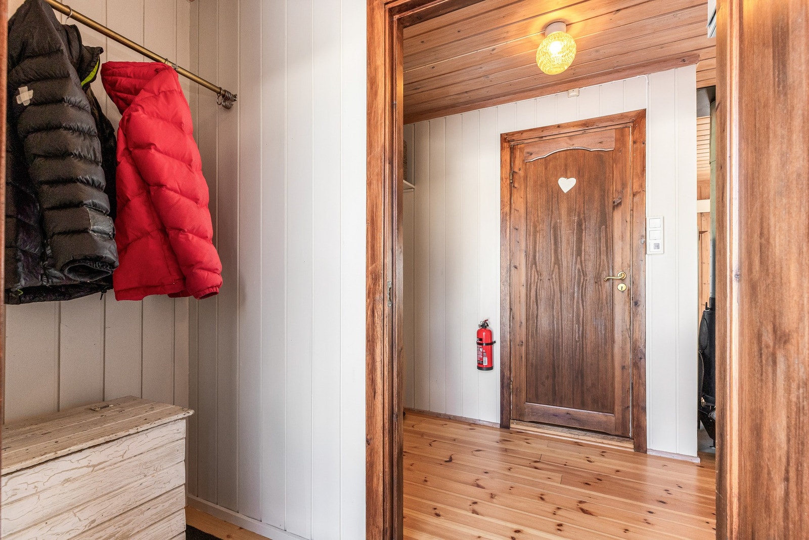 Det er også plass til kommode samt oppheng for yttertøy i entré Galleribilde