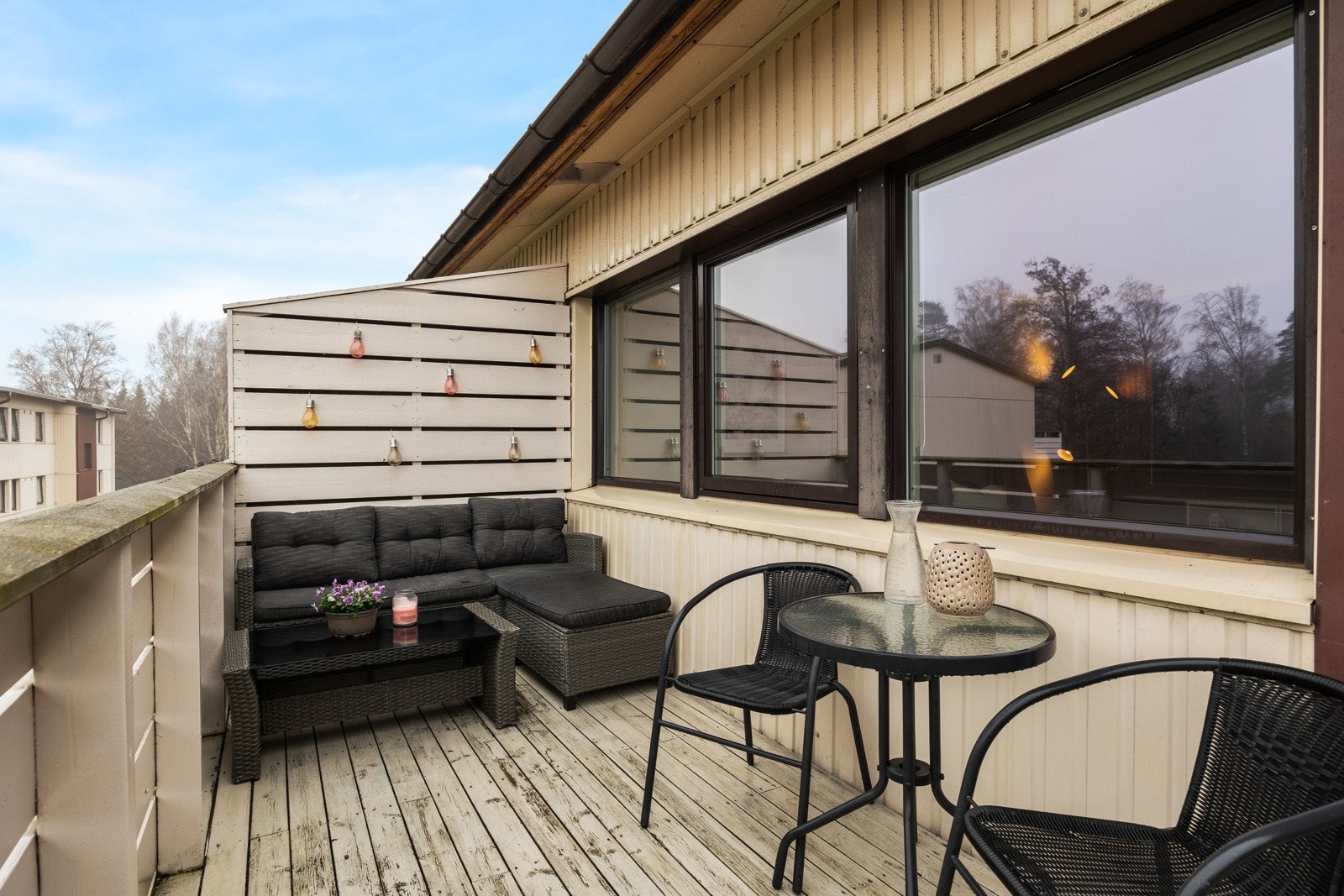Hyggelig vestvendt veranda med god plass til flere sittegrupper. Galleribilde
