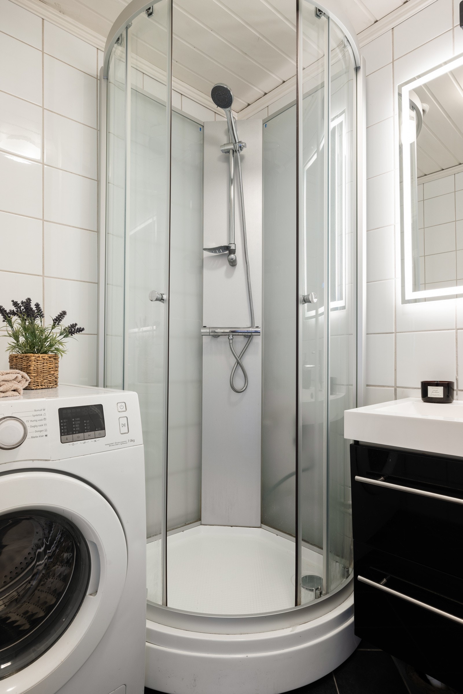 Badet er flislagt med gulvvarme og det er opplegg til vaskemaskin. Galleribilde