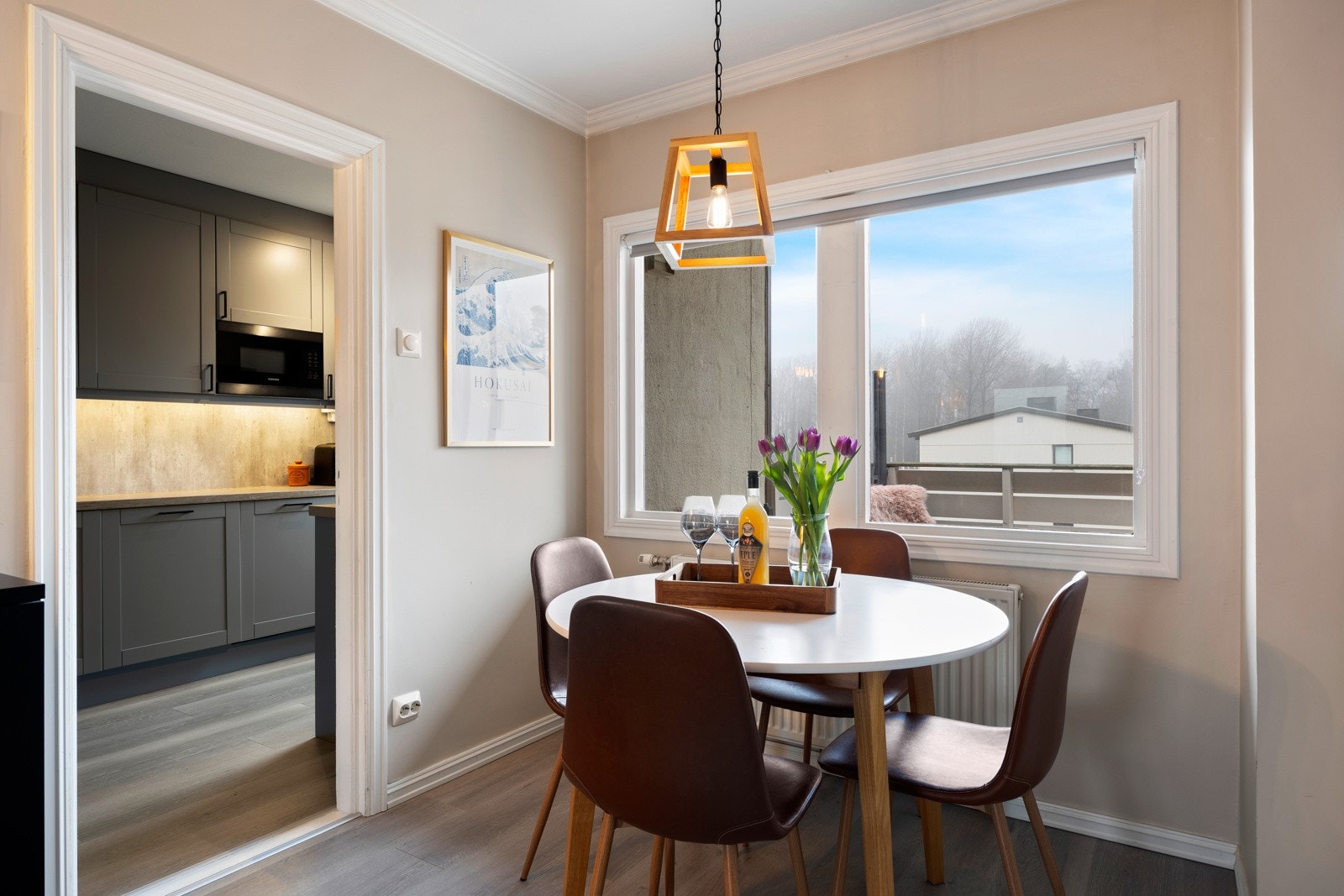 Man har plass til hyggelig spisegruppe i tilknytning til kjøkkenet. Galleribilde