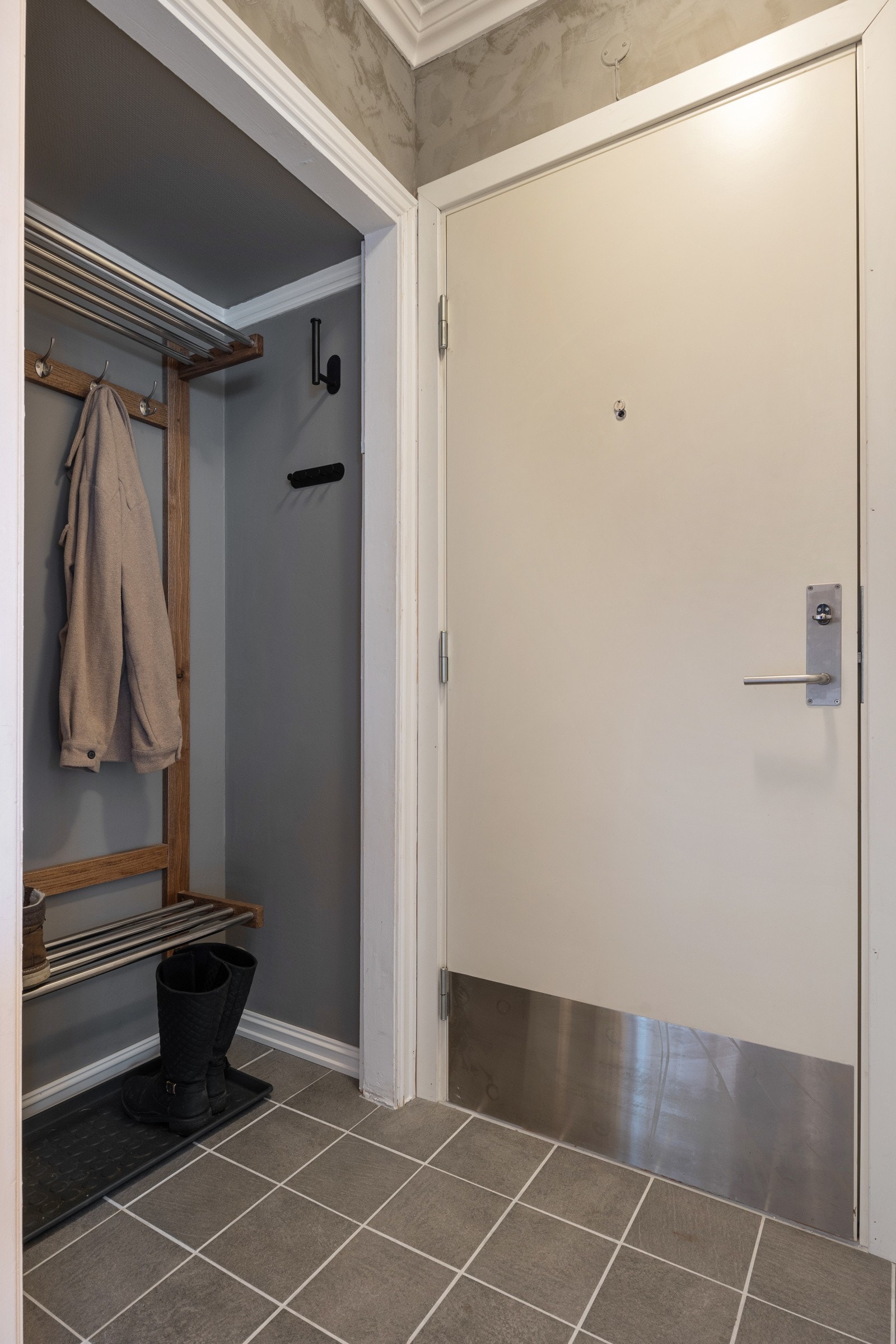 Entré med plass til å sette fra seg sko og yttertøy. Galleribilde
