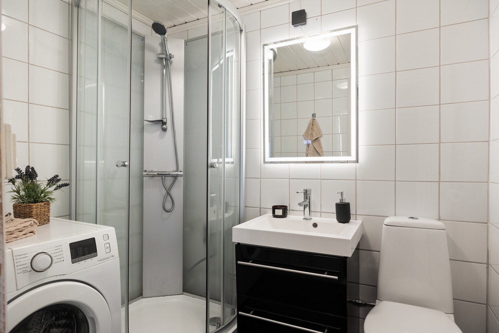 Baderom fra ukjent årstall med oppgraderinger gjort ca 2019 (overflater og dusjkabinett). Galleribilde