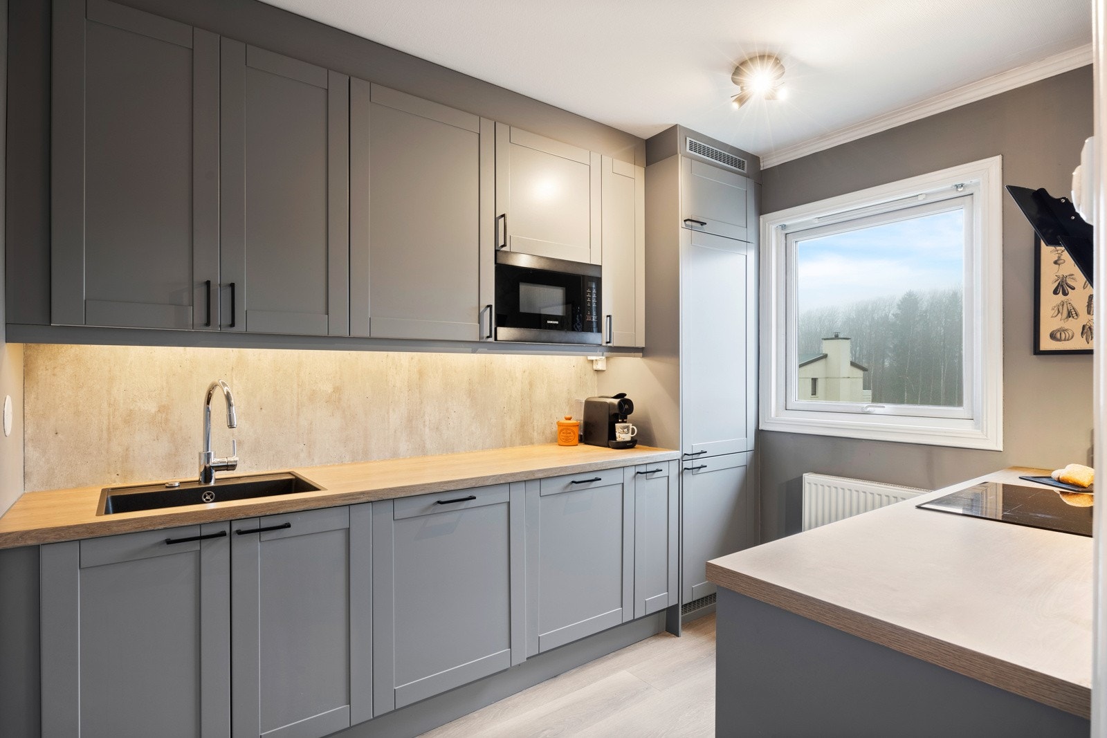 Her er det satt inn et lekkert kjøkken fra Epoq i 2020, med rikelig med skap- og benkeplass. Galleribilde