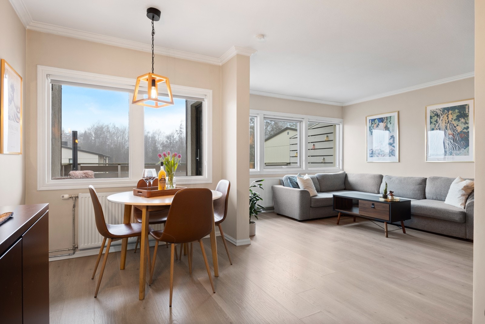 Det er en naturlig sone for sofagruppe med tilhørende tv-møbel, kommoder m.m. og en naturlig sone for spisegruppe. Galleribilde