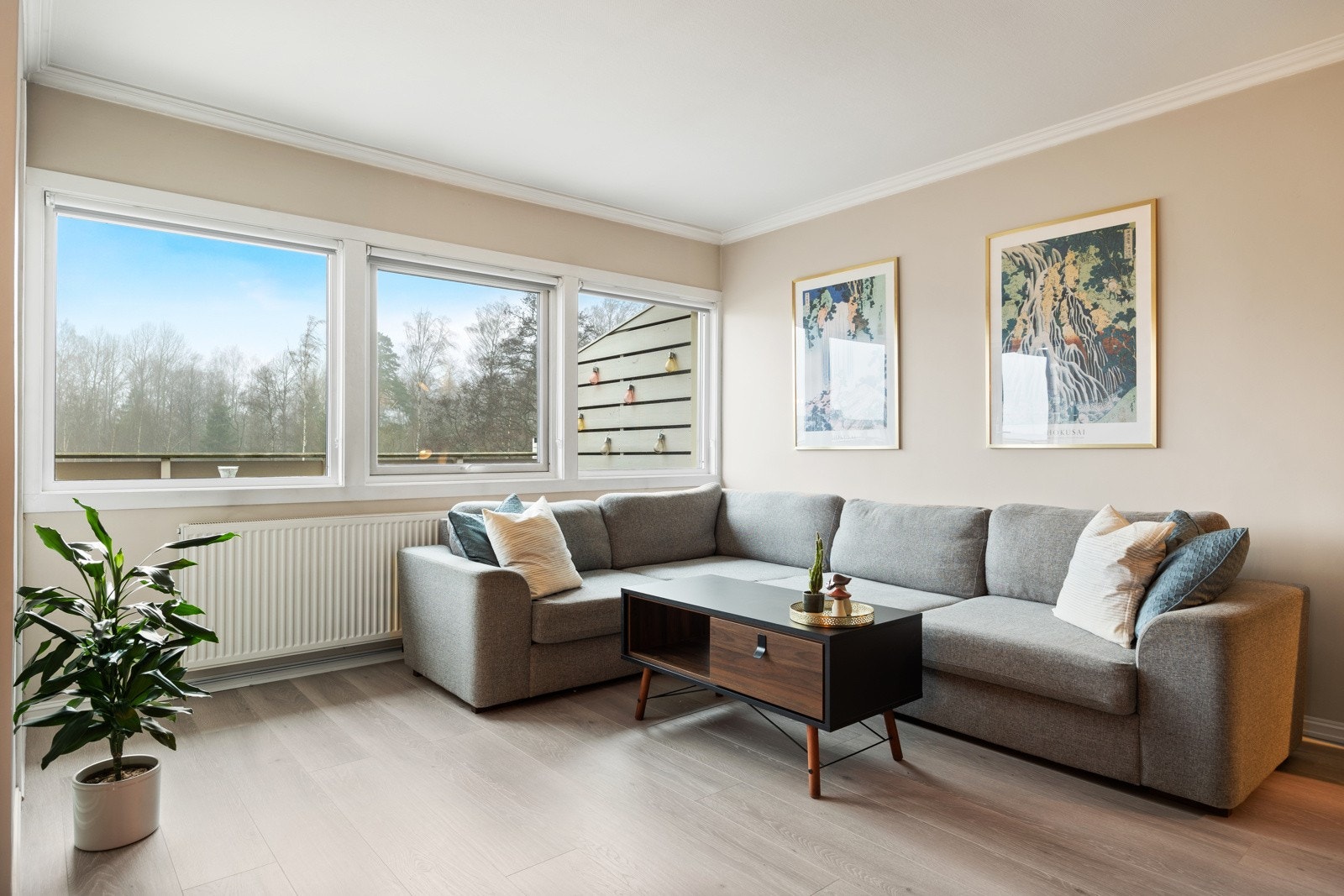 Leiligheten fremstår som lys og åpen med store vindusflater. Galleribilde