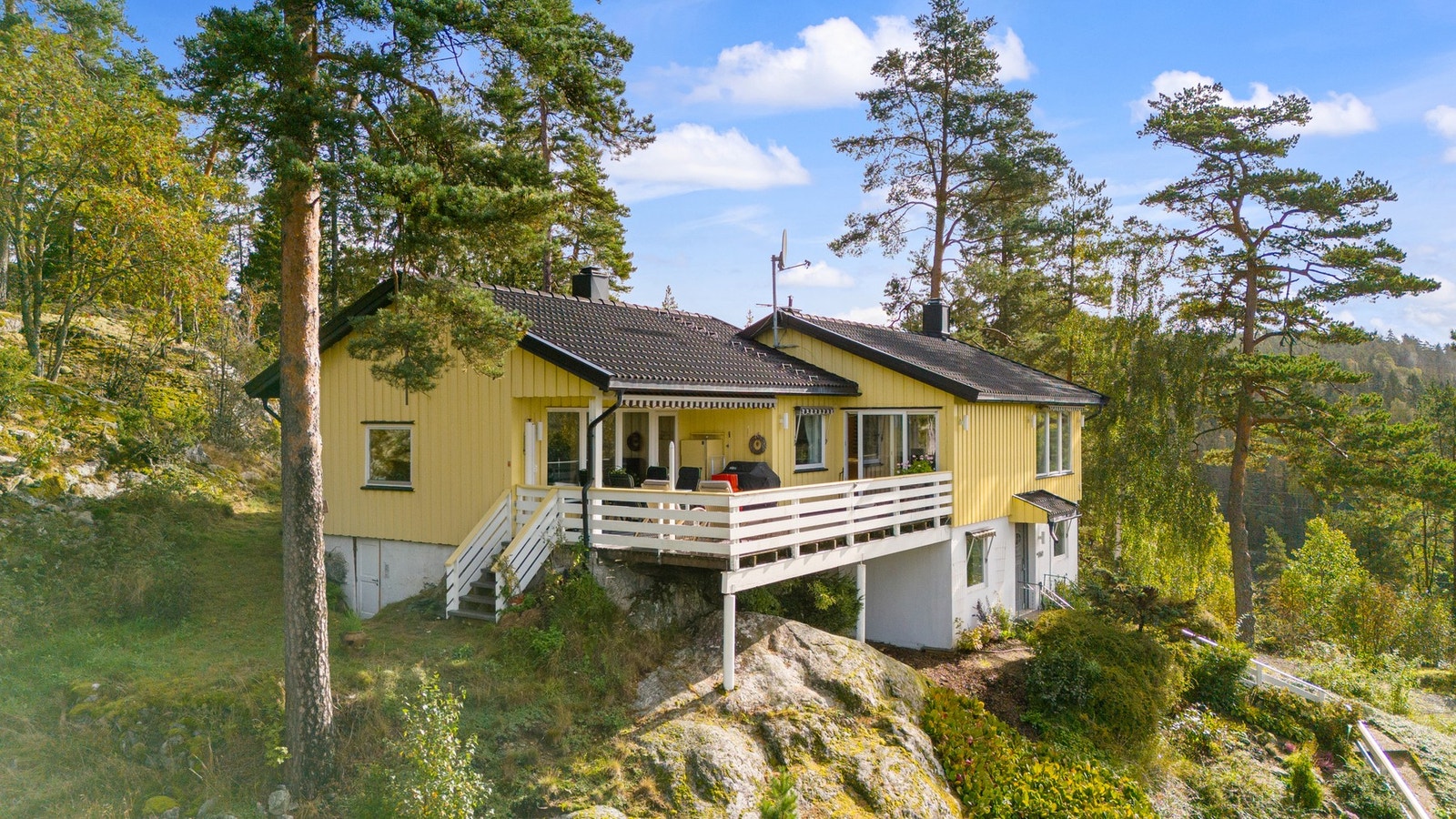 Fasade med stor og solrik terrasse Galleribilde