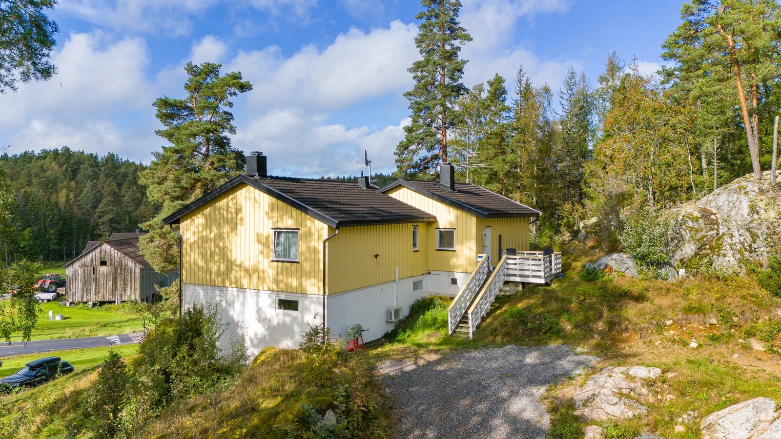 Fasade på baksiden av huset med koselig uteplass Galleribilde