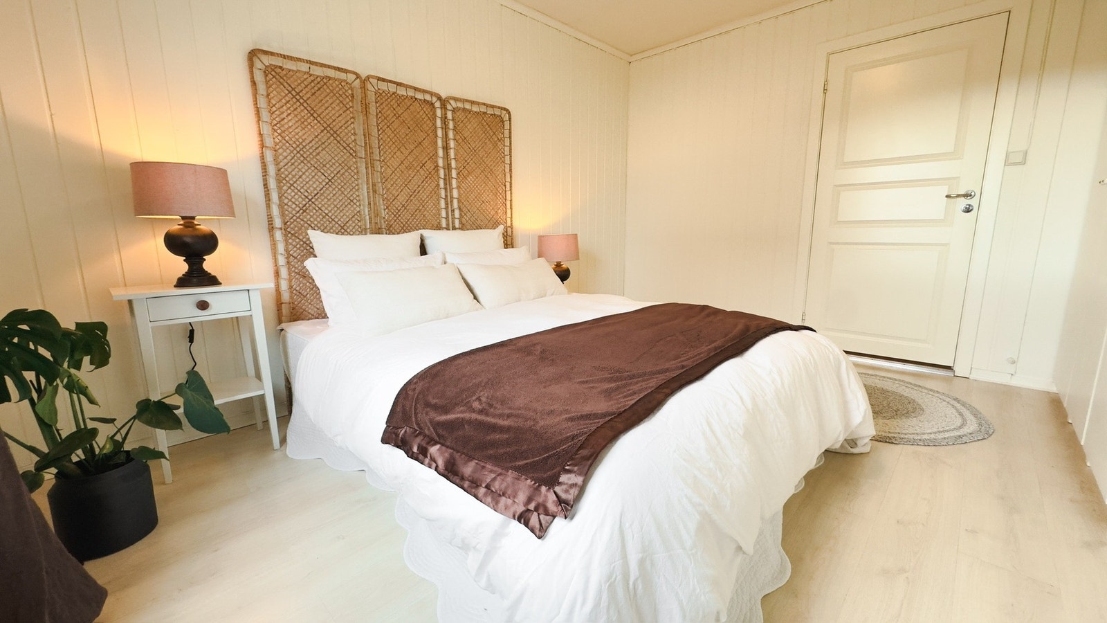 Det er laminat på gulv og panel på vegger samt takess i himling. Galleribilde