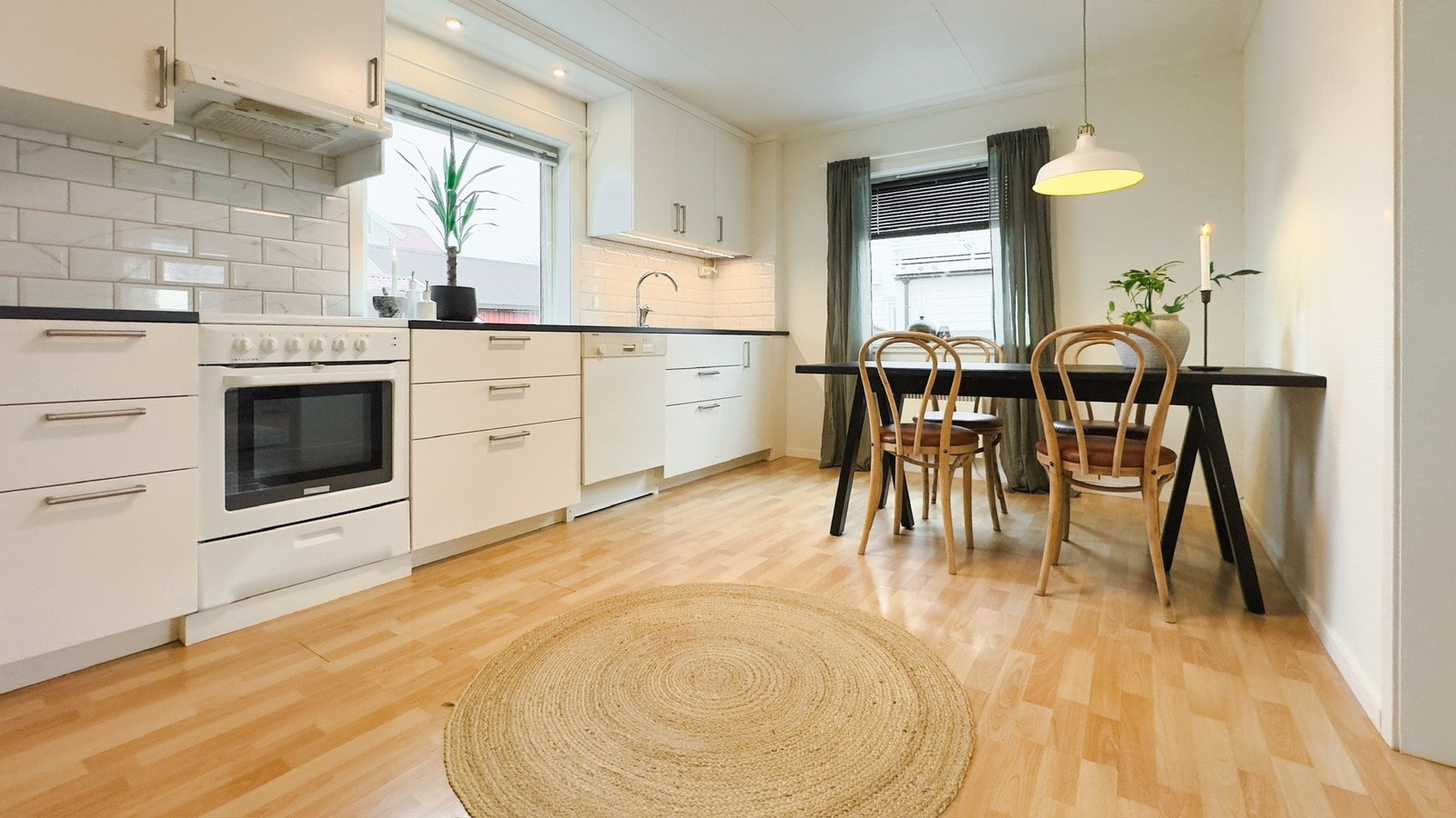 Kjøkkenet i 1. etasjen er på 16 m². Galleribilde